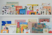 Boekenplanken vol met kinderboeken